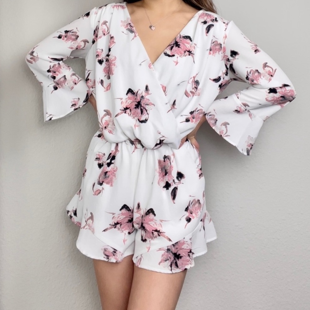 NWOT ☀️Gorgeous Women’s Lined Romper☀️Size S. Perfect for spring/summer.